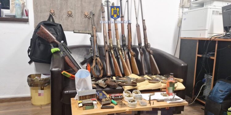 Percheziție domiciliară, în municipiul Tulcea, la domiciliul unui bărbat, de 70 de ani, în urma căruia au fost descoperite și ridicate 21 de arme și 779 de bucăți de muniție, deținute în mod ilegal