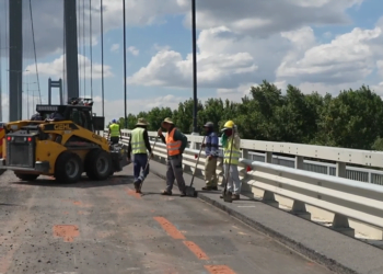 Președintele AUR, George Simion, revoltat de modul în care se lucrează la noua asfaltare a podului de la Brăila: „Trei muncesc și șapte stau pe mobil”