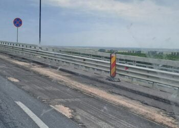 Pe Podul peste Dunăre se reasfaltează banda 1 pe sensul Tulcea – Brăila. Au apărut valuri în asfalt și pe banda 2