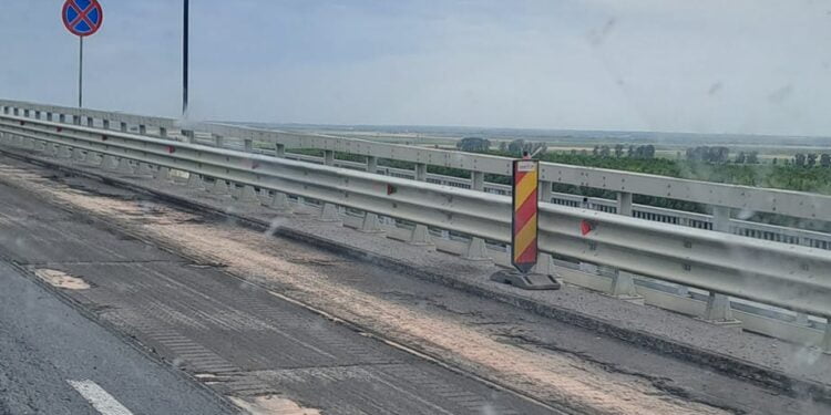 Pe Podul peste Dunăre se reasfaltează banda 1 pe sensul Tulcea – Brăila. Au apărut valuri în asfalt și pe banda 2
