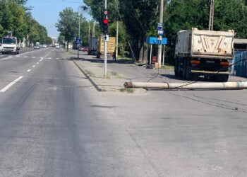 Un șofer de 38 de ani a intrat cu camionul într-un stâlp de beton pe Șoseaua Râmnicu-Sărat din municipiul Brăila