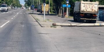Un șofer de 38 de ani a intrat cu camionul într-un stâlp de beton pe Șoseaua Râmnicu-Sărat din municipiul Brăila