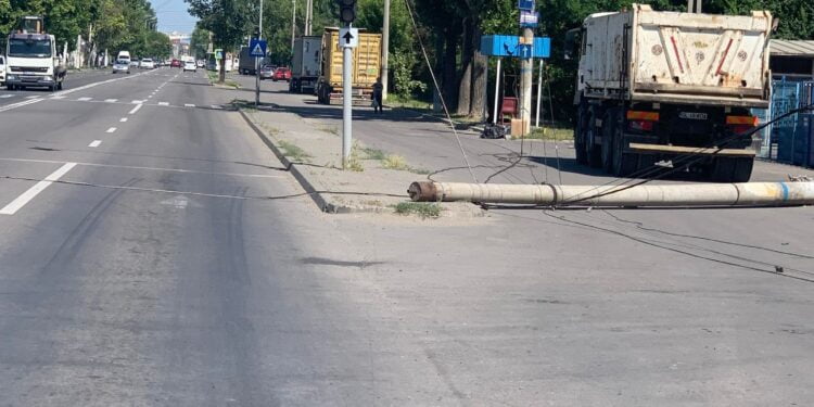 Un șofer de 38 de ani a intrat cu camionul într-un stâlp de beton pe Șoseaua Râmnicu-Sărat din municipiul Brăila