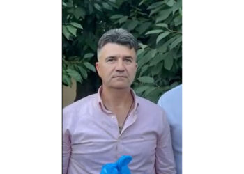 Primarul Dragomir nu suportă mirosul de gunoi. Brăileanul care a dus un sac de deșeuri la Primărie, în semn de protest pentru faptul că nu i s-a mai ridicat gunoiul de două săptămâni, a fost amendat