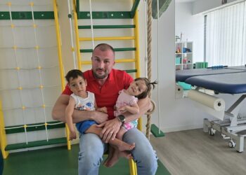 Mobilizare exemplară: Cum a reușit polițistul Dani Cek să strângă 600.000 de euro pentru tratamentul copiilor grav bolnavi Mario și Medeea