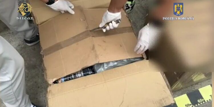 Reținut pentru introducerea în ţară, fără drept, de droguri de risc şi trafic de droguri de risc