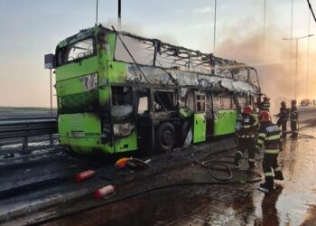 Un autocar etajat cu 52 de pasageri ucraineni a luat foc pe Podul suspendat de la Brăila. Traficul este blocat