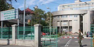 Medic militar chirurg şi șef al Secției Chirurgie generală II din cadrul Spitalului Universitar de Urgență Militar Central „Dr. Carol Davila” – București, acuzat de săvârșirea a 29 de infracțiuni de luare de mită