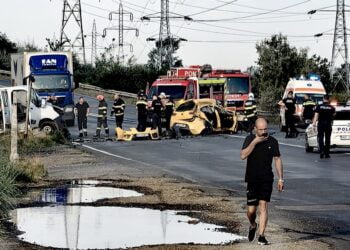 Patru persoane au ajuns la spital în urma accidentului produs la ieșirea din municipiul Buzău. Unul dintre șoferi a fost declarat decedat