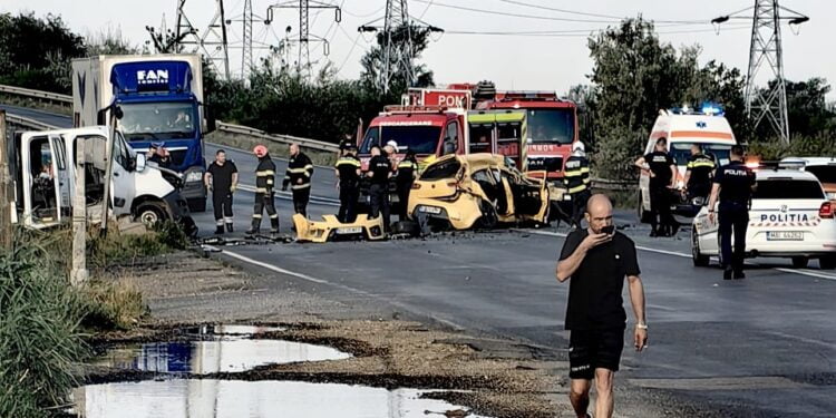 Patru persoane au ajuns la spital în urma accidentului produs la ieșirea din municipiul Buzău. Unul dintre șoferi a fost declarat decedat
