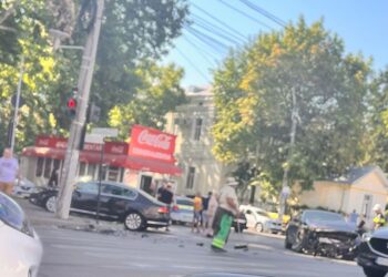 Accident la intersecția strada Griviței cu Calea Călărașilor. Ambele autoturisme implicate au fost avariate