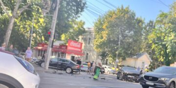 Accident la intersecția strada Griviței cu Calea Călărașilor. Ambele autoturisme implicate au fost avariate