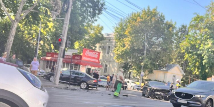 Accident la intersecția strada Griviței cu Calea Călărașilor. Ambele autoturisme implicate au fost avariate