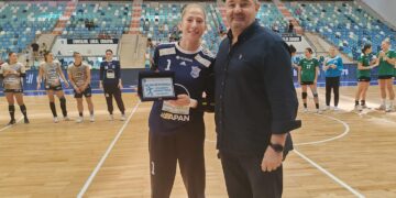 HC Dunărea Brăila a câștigat ultimele două meciuri la turneul de la Craiova. Elena Șerban desemnată cel mai bun portar 1 HC Dunărea Brăila a câștigat ultimele două meciuri la turneul de la Craiova. Elena Șerban desemnată cel mai bun portar