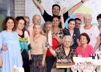 Asociația „Niciodată Singur” oferă vârstnicilor din Brăila posibilitatea de a participa săptămânal la diverse activități recreative, de socializare și informare la sediul Bibliotecii Județene Panait Istrati