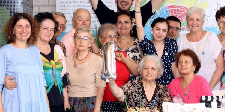 Asociația „Niciodată Singur” oferă vârstnicilor din Brăila posibilitatea de a participa săptămânal la diverse activități recreative, de socializare și informare la sediul Bibliotecii Județene Panait Istrati