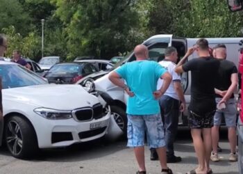 Accident în Micro 17, în fața Oficiului Poștal de pe strada Barboși, din Galați. Unul dintre șoferi avea o alcoolemie de 1,68 mg/l alcool pur în aerul expirat
