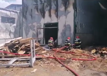 Incendiu la o fabrică de prelucrare a furnizului din comuna Siliștea. O persoană a fost găsită carbonizată