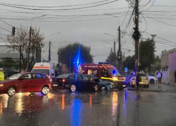 Un minor de 10 ani și o femeie de 49 de ani victime ale unui accident rutier pe șoseaua Râmnicu Sărat. Șoferul vinovat a traversat intersecția pe culoarea roșie a semaforului