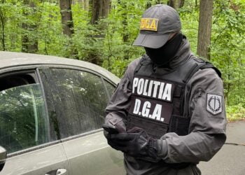 Mai multe persoane, între care doi polițiști, cercetate pentru că ar fi constituit un grup infracțional pentru a simula accidente auto în scopul obținerii despăgubirilor din asigurare