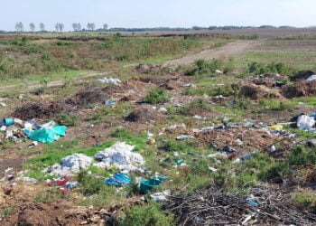 Deșeuri depozitate ilegal pe un teren în extravilanul localității Gemenele. Primăria comunei amendată de Garda de Mediu