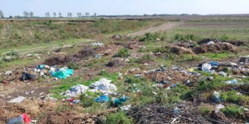 Deșeuri depozitate ilegal pe un teren în extravilanul localității Gemenele. Primăria comunei amendată de Garda de Mediu