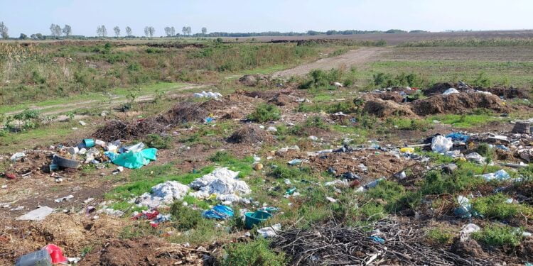 Deșeuri depozitate ilegal pe un teren în extravilanul localității Gemenele. Primăria comunei amendată de Garda de Mediu