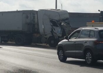 S-a trezit cu TIR-ul în casă. Șoferul ar fi încercat să evite un cal