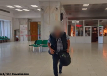 Un bărbat a aruncat cu benzină și a provocat un incendiu în clădirea Parlamentului, într-o zonă destinată vizitatorilor. O persoană a suferit atac de panică, dar din primele informații, nu sunt alte victime. Aproximativ 300 de persoane au fost evacuate. Focul a fost stins.