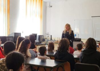 Polițiștii au vorbit cu elevi de la Școala ”Petre Carp” din Tufești despre fenomenul de discriminare