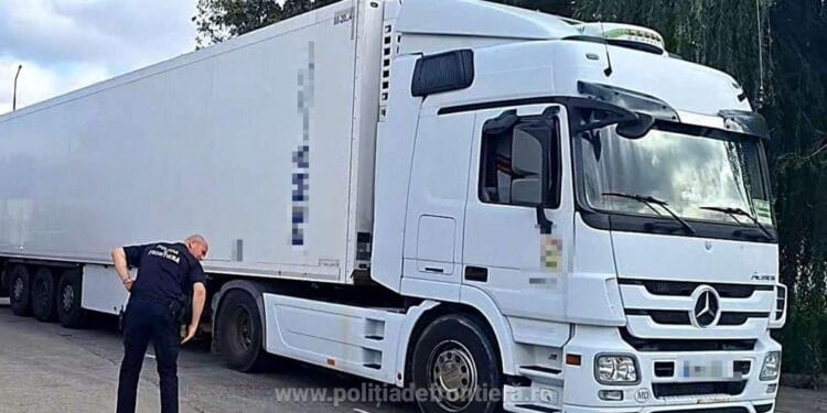 A prezentat la controlul de frontieră polițe de asigurare false