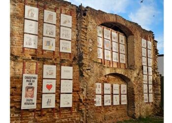 „Caricatura pusă la zid”, o expoziție care transmite mesajul „Căramidă cu căramidă, refacem speranța!”