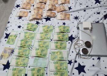Polițiștii au descoperit și ridicat mai multe arme neletale și muniție aferentă, aproximativ 4.000 de euro și alte bunuri în urma a patru percheziții domiciliare