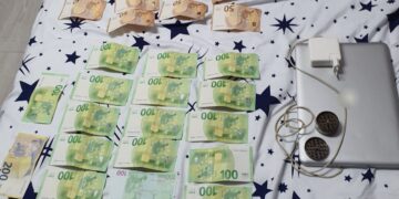 Polițiștii au descoperit și ridicat mai multe arme neletale și muniție aferentă, aproximativ 4.000 de euro și alte bunuri în urma a patru percheziții domiciliare