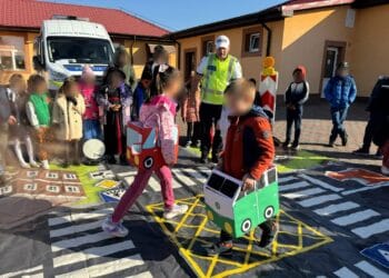 Activități educativ rutiere desfășurate de polițiști la școala din comuna Tichilești