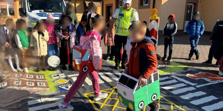 Activități educativ rutiere desfășurate de polițiști la școala din comuna Tichilești