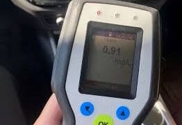 Șofer cu o alcoolemie de 0,91 mg/l a lovit un pom și apoi un autoturism, dar și-a continuat deplasarea