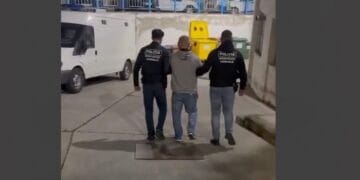 Arestat preventiv după ce a lovit cu pumnul o femeie de 71 de ani și un bărbat de 51 de ani