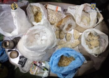Doi bărbați și trei femei cercetați pentru trafic de droguri de mare risc