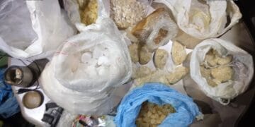 Doi bărbați și trei femei cercetați pentru trafic de droguri de mare risc