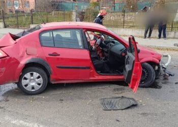 A pierdut controlul volanului și a intrat în coliziune cu gardul unui imobil