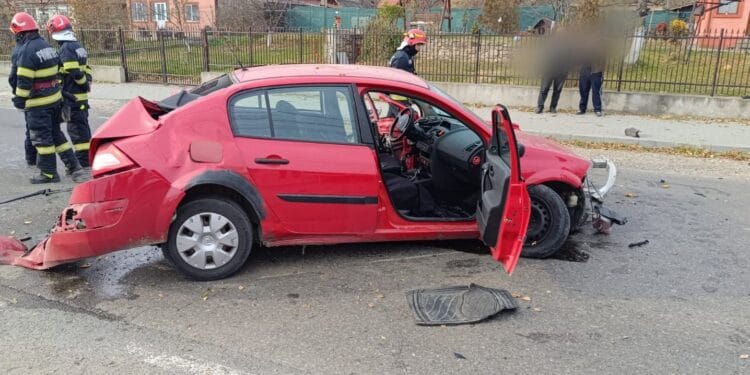 A pierdut controlul volanului și a intrat în coliziune cu gardul unui imobil