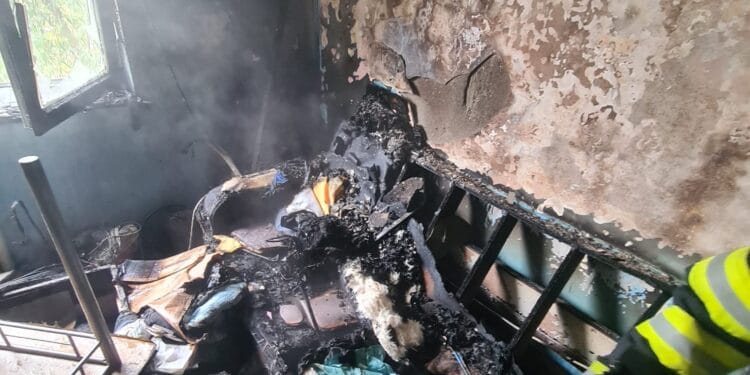 Incendiu la într-un bloc de garsoniere din municipiul Galați