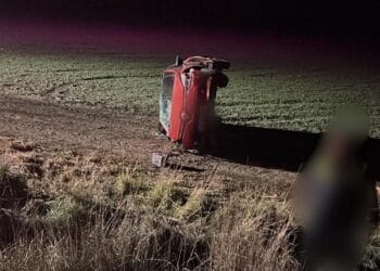 O șoferiță de 19 ani s-a răsturnat cu mașina pe DN2B