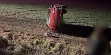 O șoferiță de 19 ani s-a răsturnat cu mașina pe DN2B