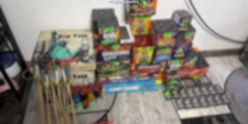 Percheziții în comuna Victoria la un bărbat care deținea ilegal 50 de kilograme de materiale pirotehnice