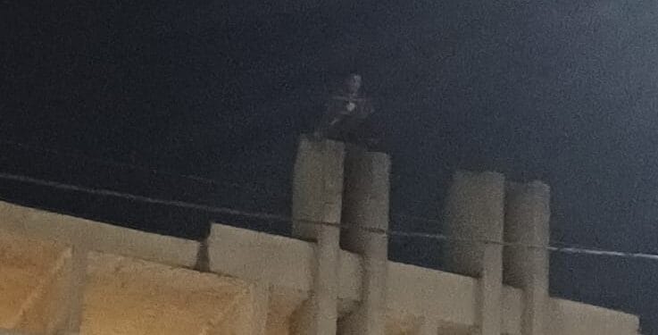 S-a urcat pe clădirea Gării CFR din Brăila și amenință că se sinucide