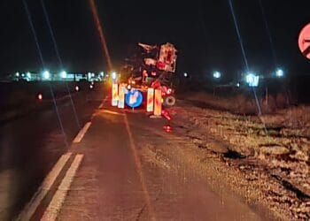 Un ansamblu rutier înmatriculat în Ucraina s-a defectat și a blocat DN23, pe un sens de mers, între localitățile Latinu și Măxineni