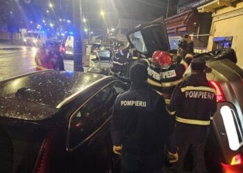 A intrat pe contrasens și a lovit 4 autoturisme parcate și s-a oprit în peretele unui imobil