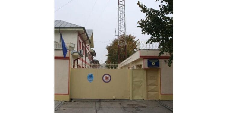 Prosteste ale polițiștilor și polițiștilor de penitenciare nemulțumiți că li s-au diminuat salariile cu 15% 14 Prosteste ale polițiștilor și polițiștilor de penitenciare nemulțumiți că li s-au diminuat salariile cu 15%